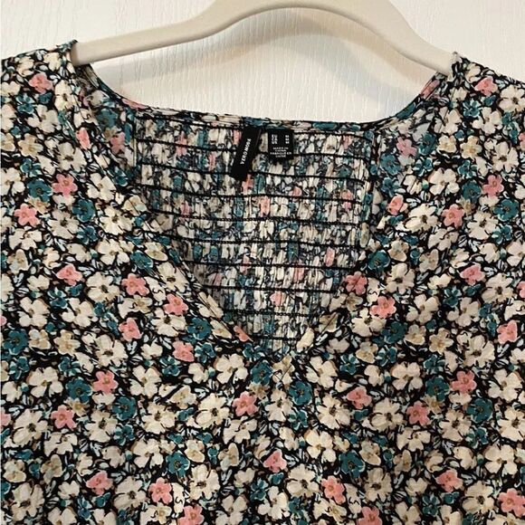 Vero Moda Ellie 2/4 mini Floral Dress size Medium EUC - Picture 6 of 12